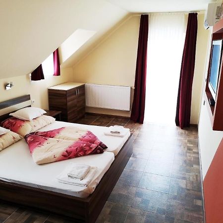 Borostyan Panzio Balatonfuered Bed & Breakfast Exterior foto