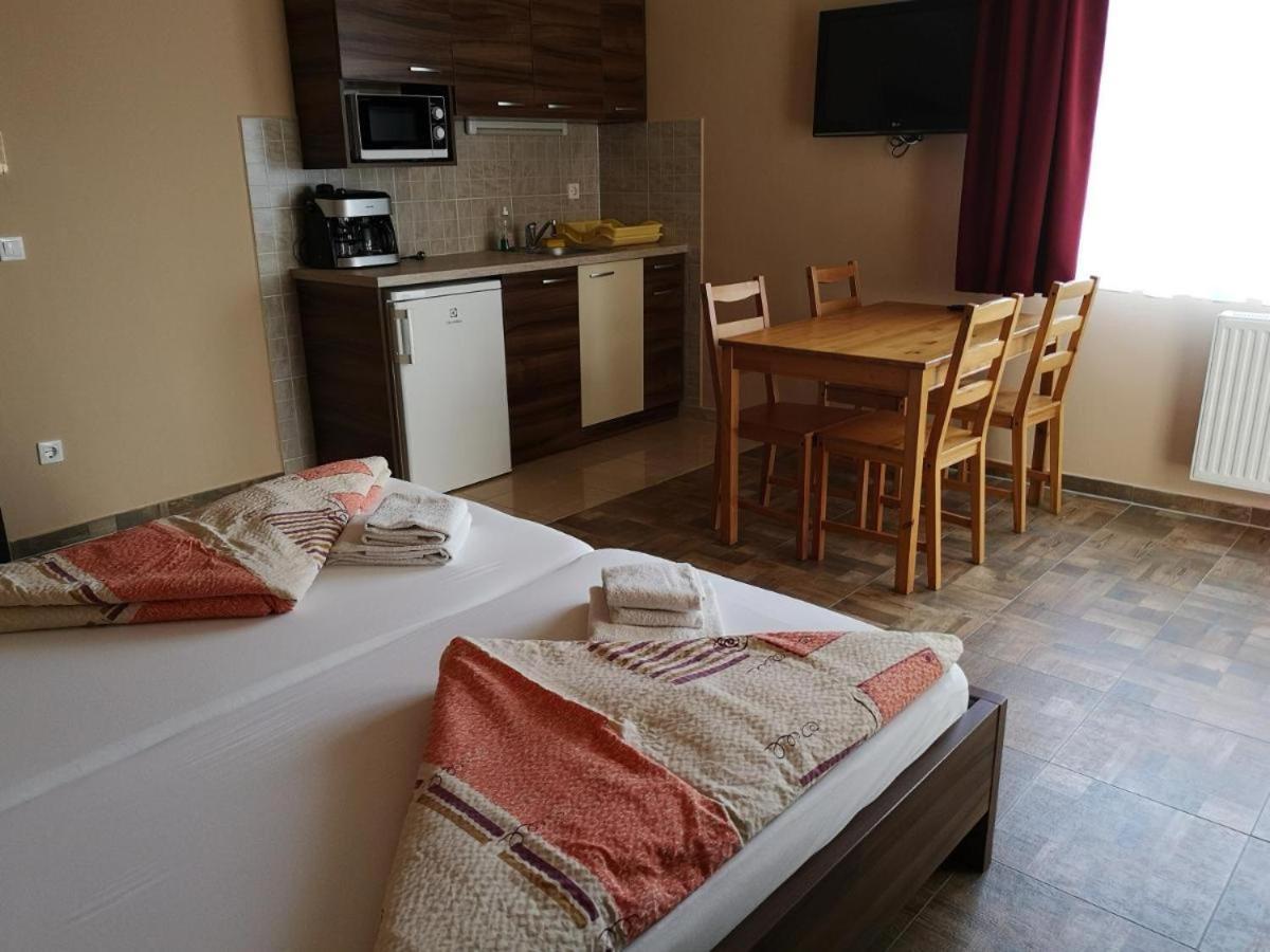 Borostyan Panzio Balatonfuered Bed & Breakfast Exterior foto