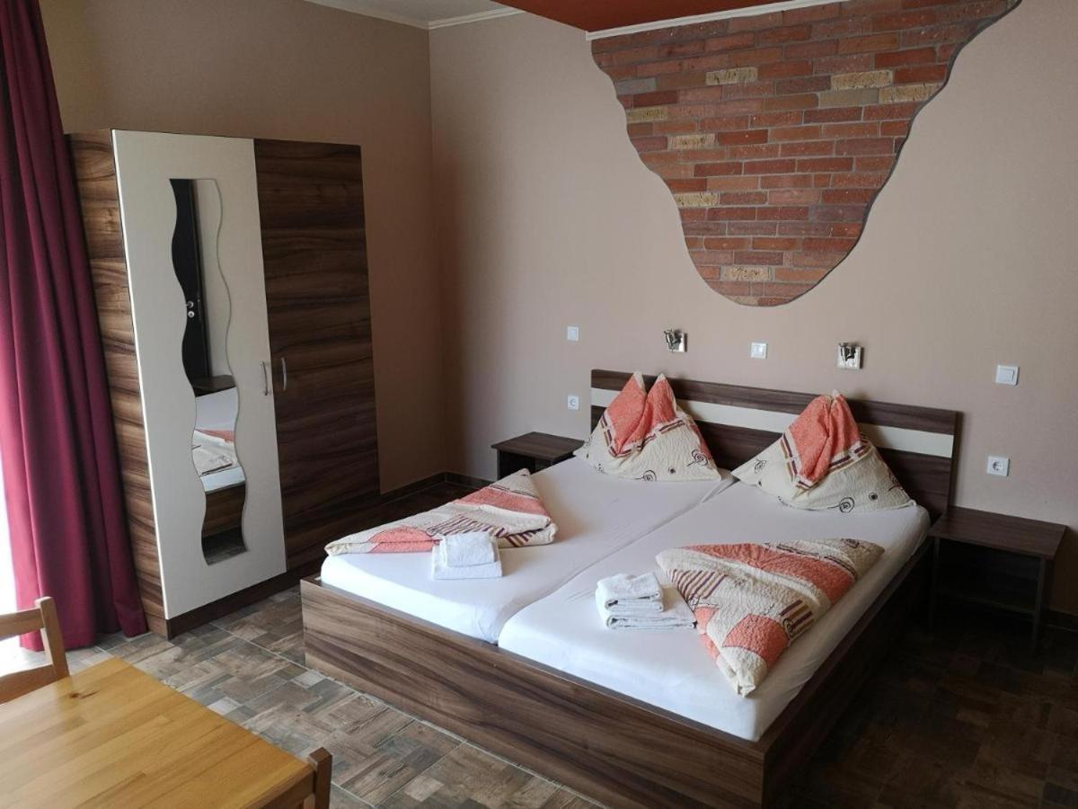 Borostyan Panzio Balatonfuered Bed & Breakfast Exterior foto
