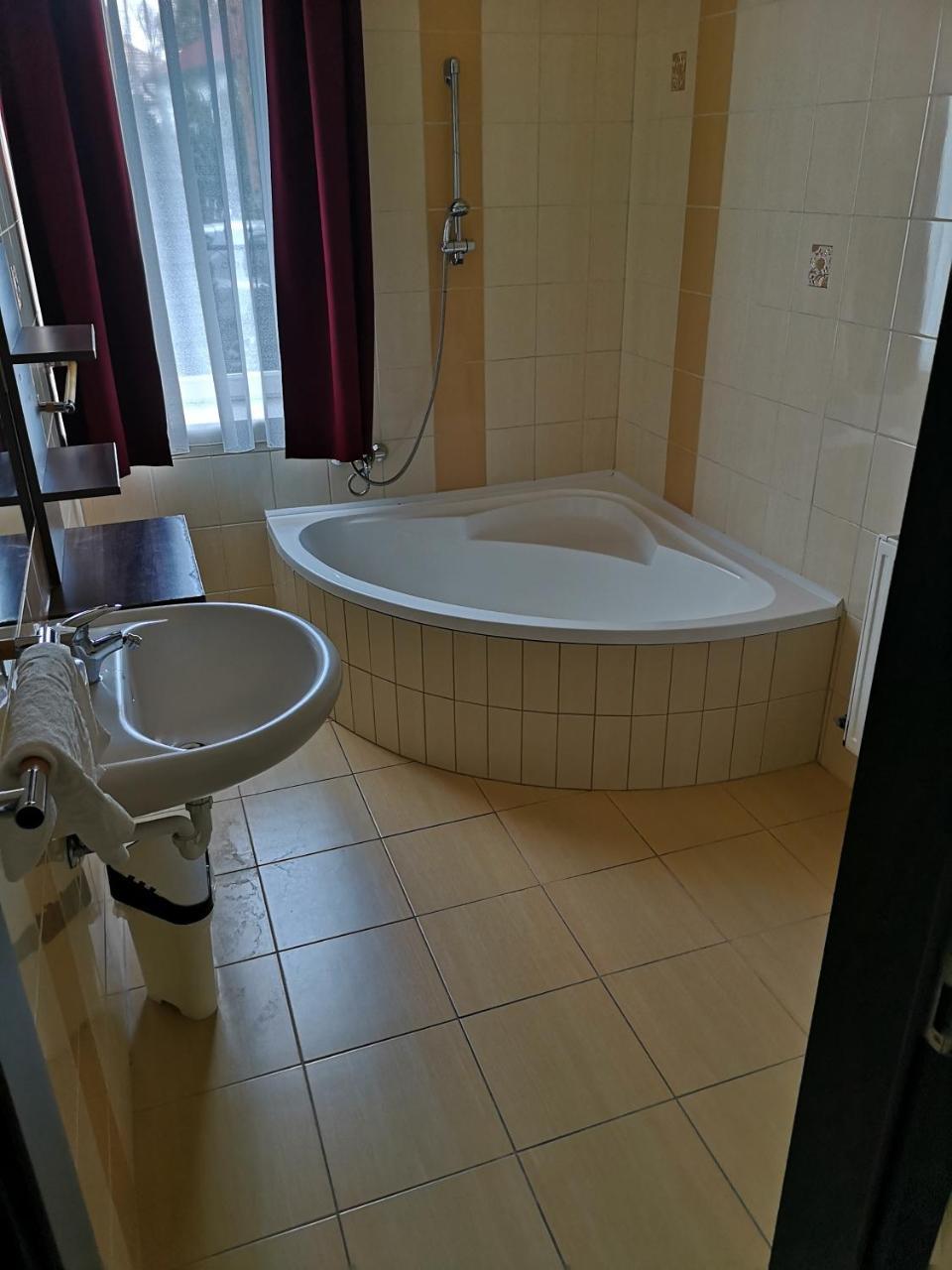 Borostyan Panzio Balatonfuered Bed & Breakfast Exterior foto