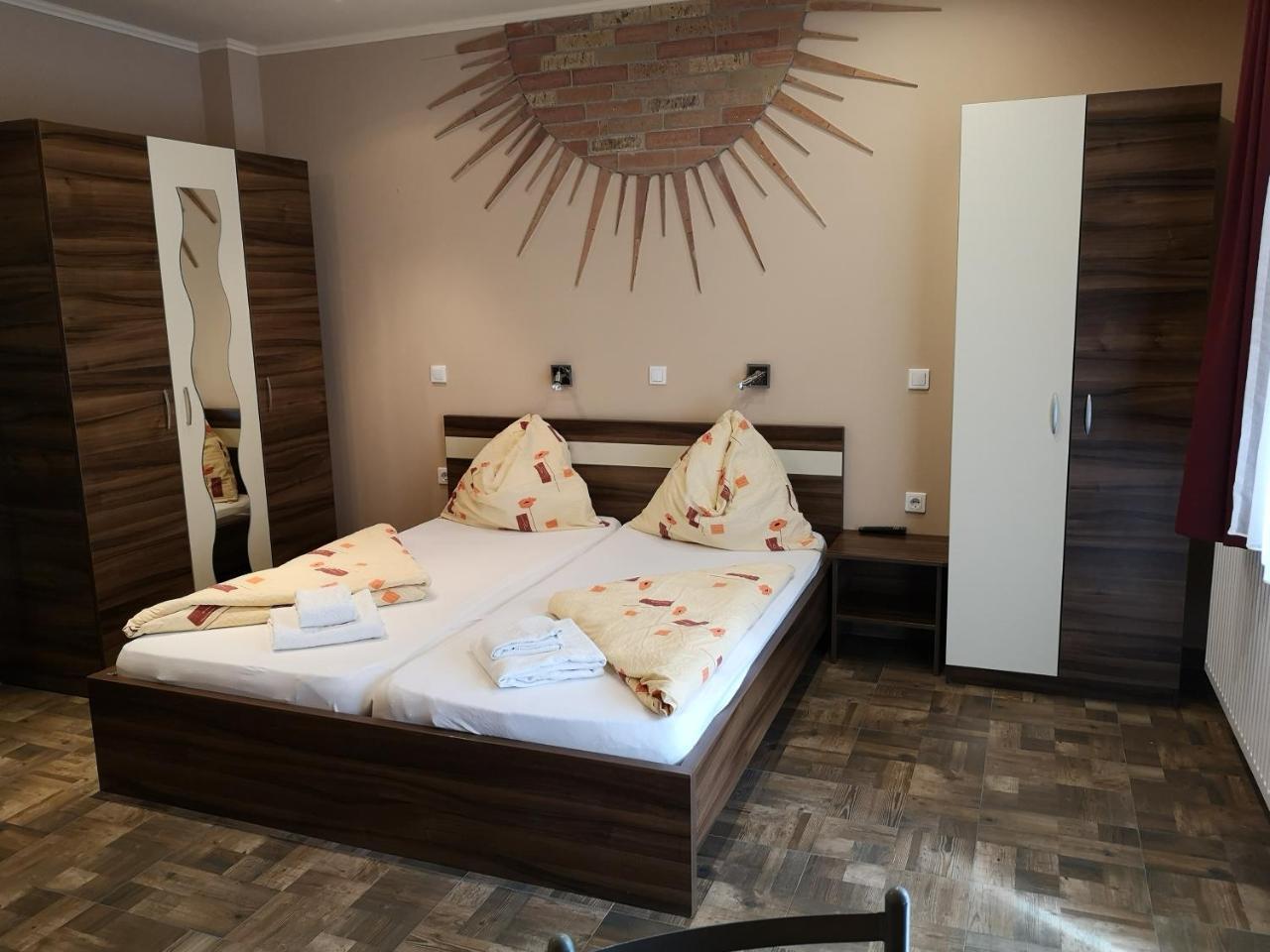 Borostyan Panzio Balatonfuered Bed & Breakfast Exterior foto
