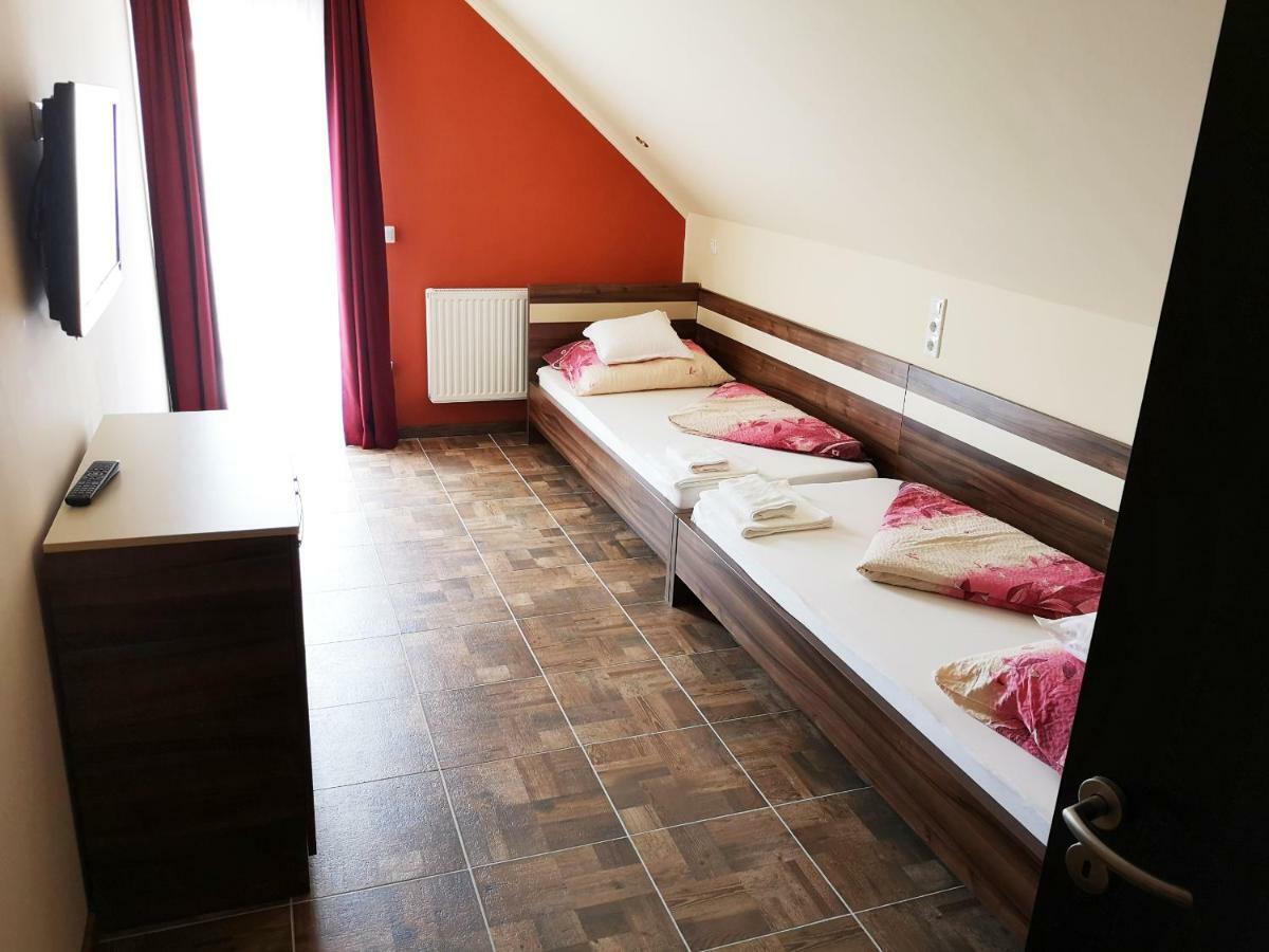 Borostyan Panzio Balatonfuered Bed & Breakfast Exterior foto